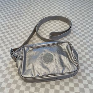 LIKE NEW Kipling Champagne/Silver Metallic Glow Purse